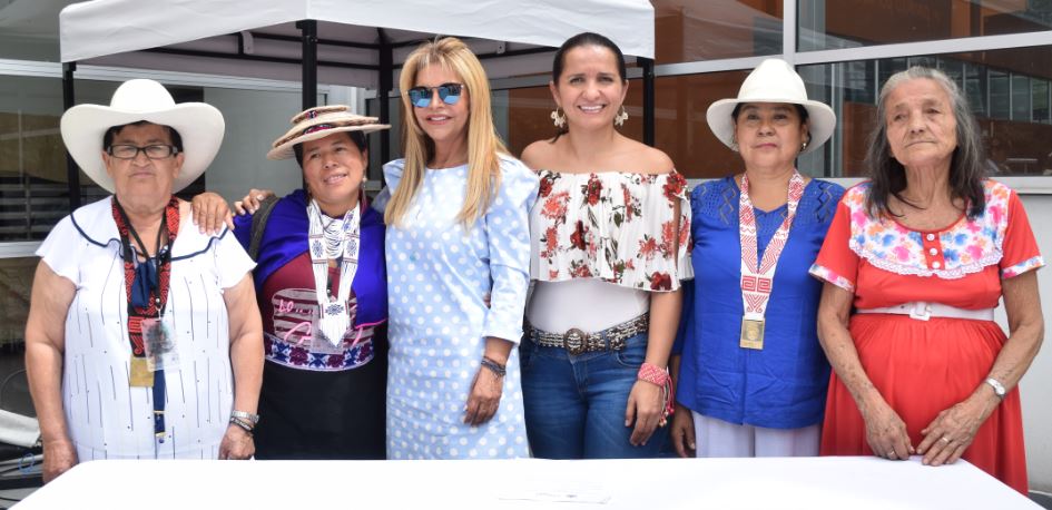 Celvina Ramírez, María Helena Hurtado, Myriam Hurtado, Primera Dama del Dpto; Diana Marcela Molina, Secretaria de Cultura y Turismo del Huila; María Helena Muñoz y Carmen Narváez, artesana imagen de la “Feria Nacional de Maestros Artesanos”.